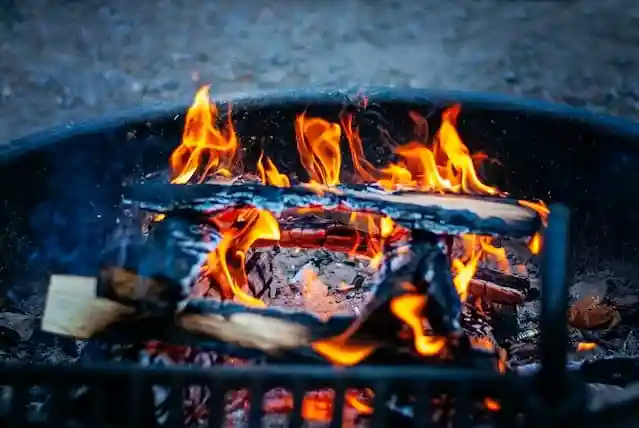 Et bålfad i cortenstål skaber hygge og elegance i haven